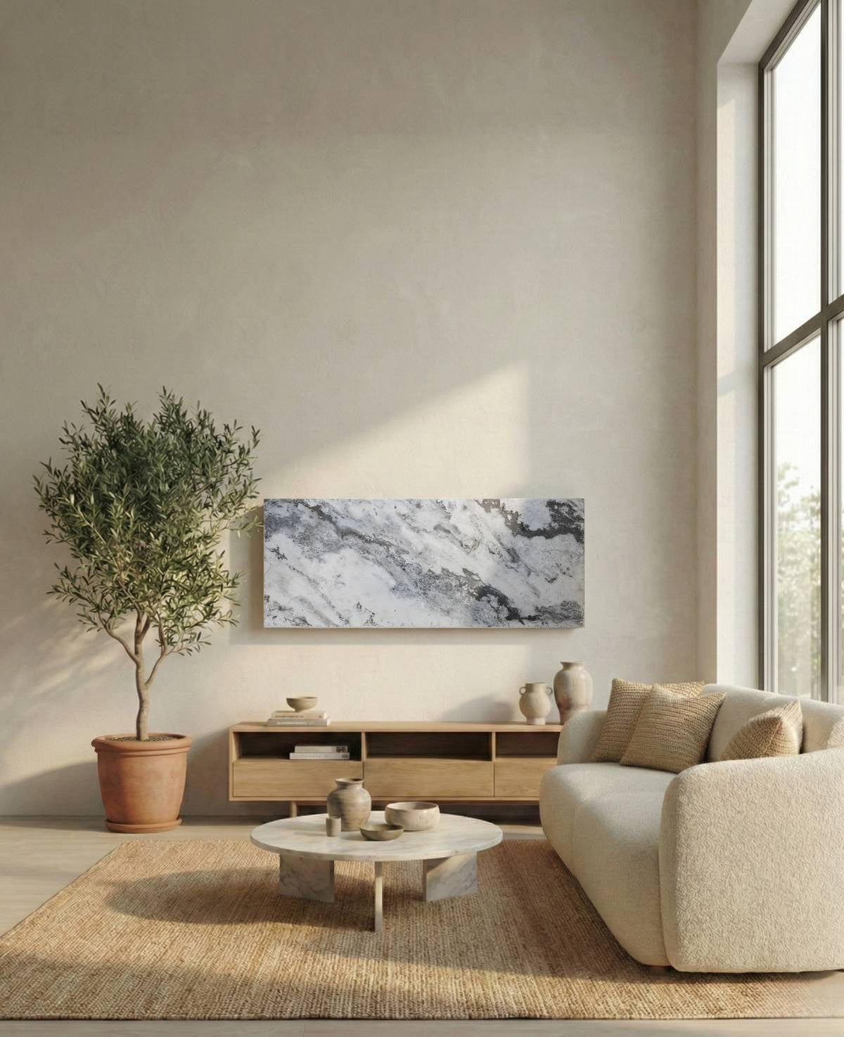 Marwona Qarama-Natursteinheizung 800 Watt, quer an einer Wohnzimmerwand (KI-generierte Raumillustration).