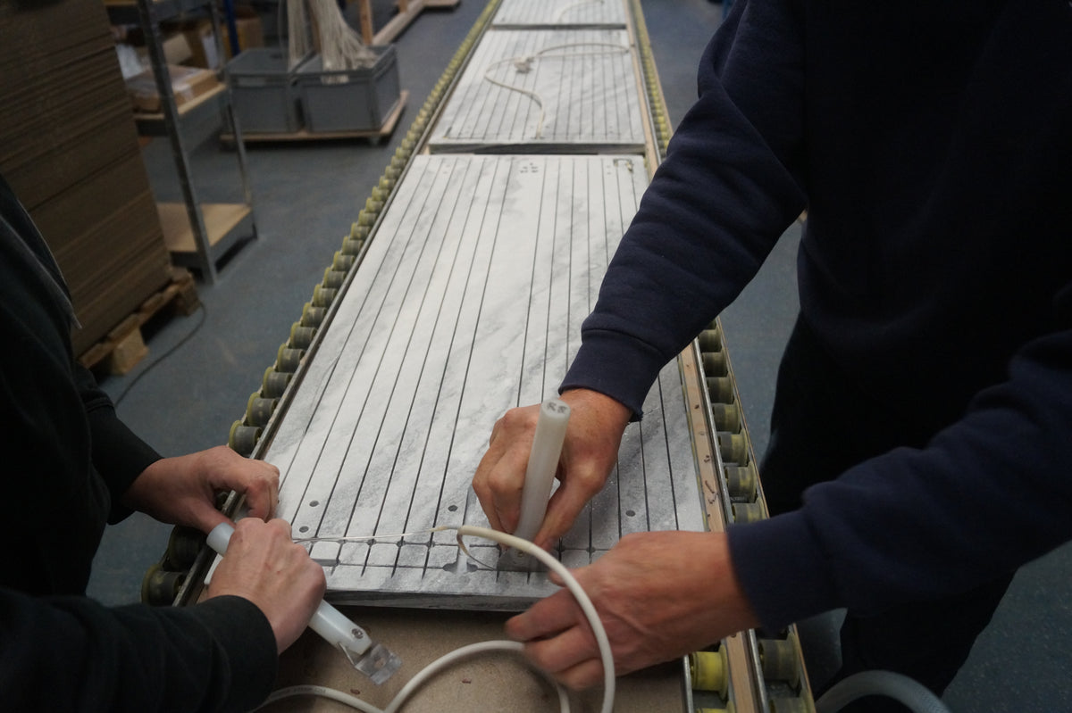 Gedetailleerde opname van het handwerk op een verwarmingspaneel