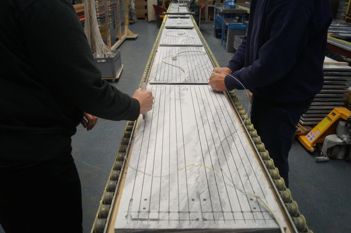 Montage van de verwarmingselementen in productie